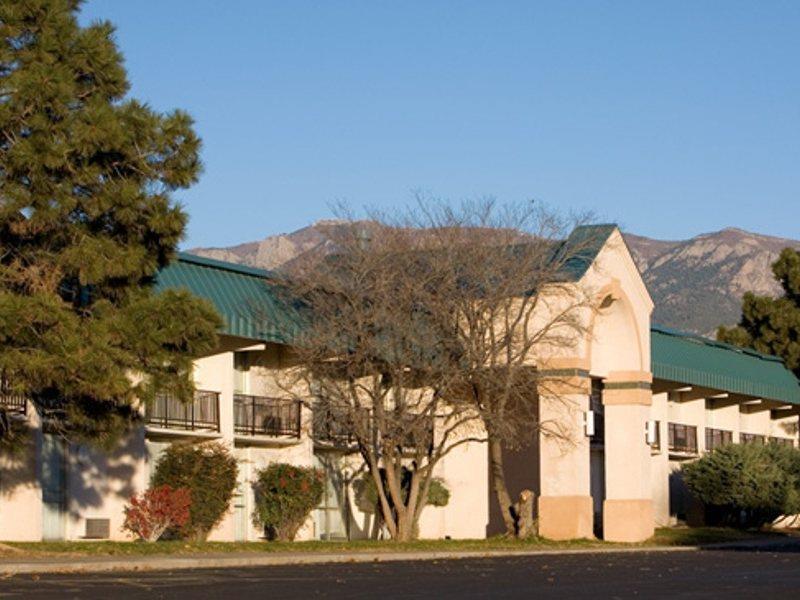 Hotel Ramada By Wyndham Albuquerque East Exterior foto